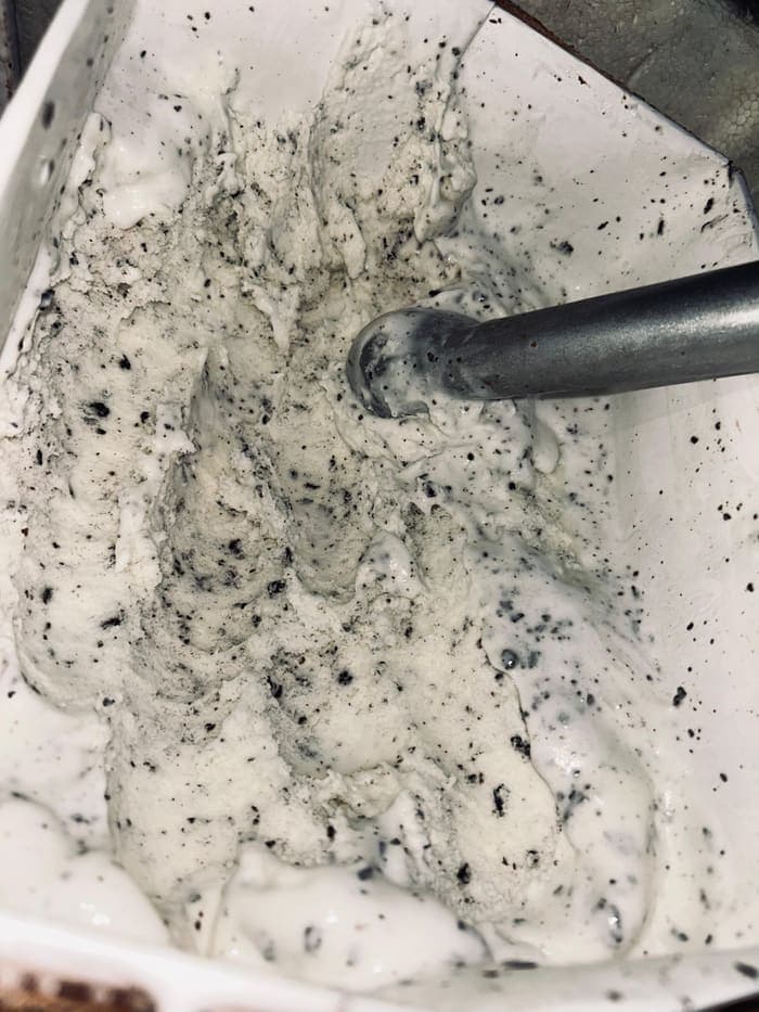 Sorvete de flocos gourmet com cobertura de chocolate e granulados